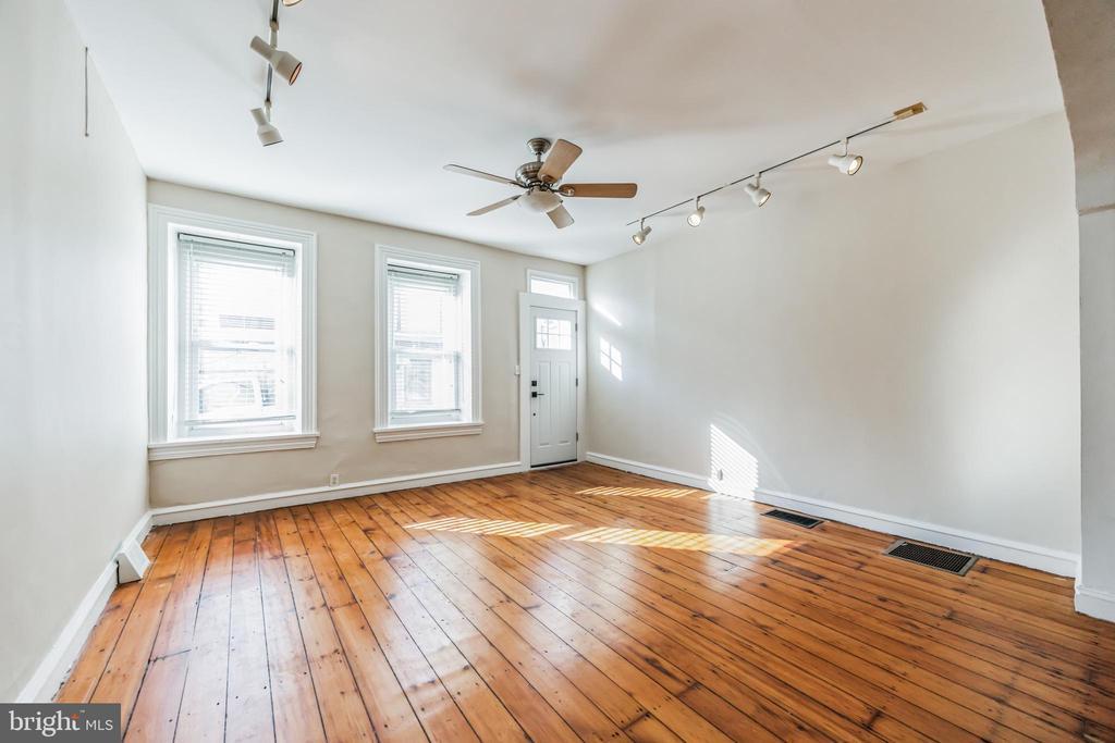 Primary Photo - 175 Dupont St