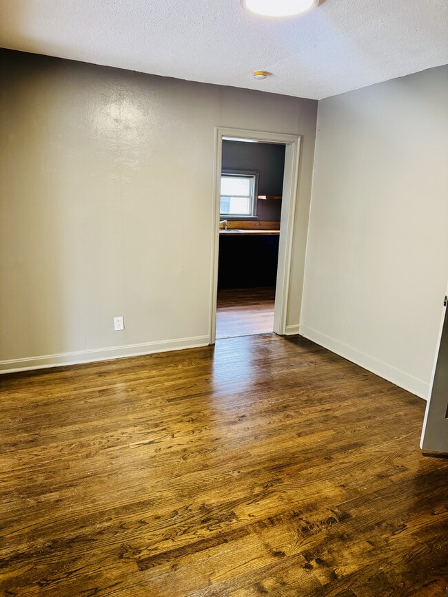 Building Photo - 1828 Mitchell St