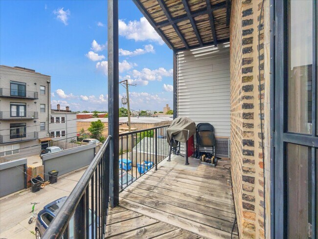 Foto del edificio - 3135 W Augusta Blvd