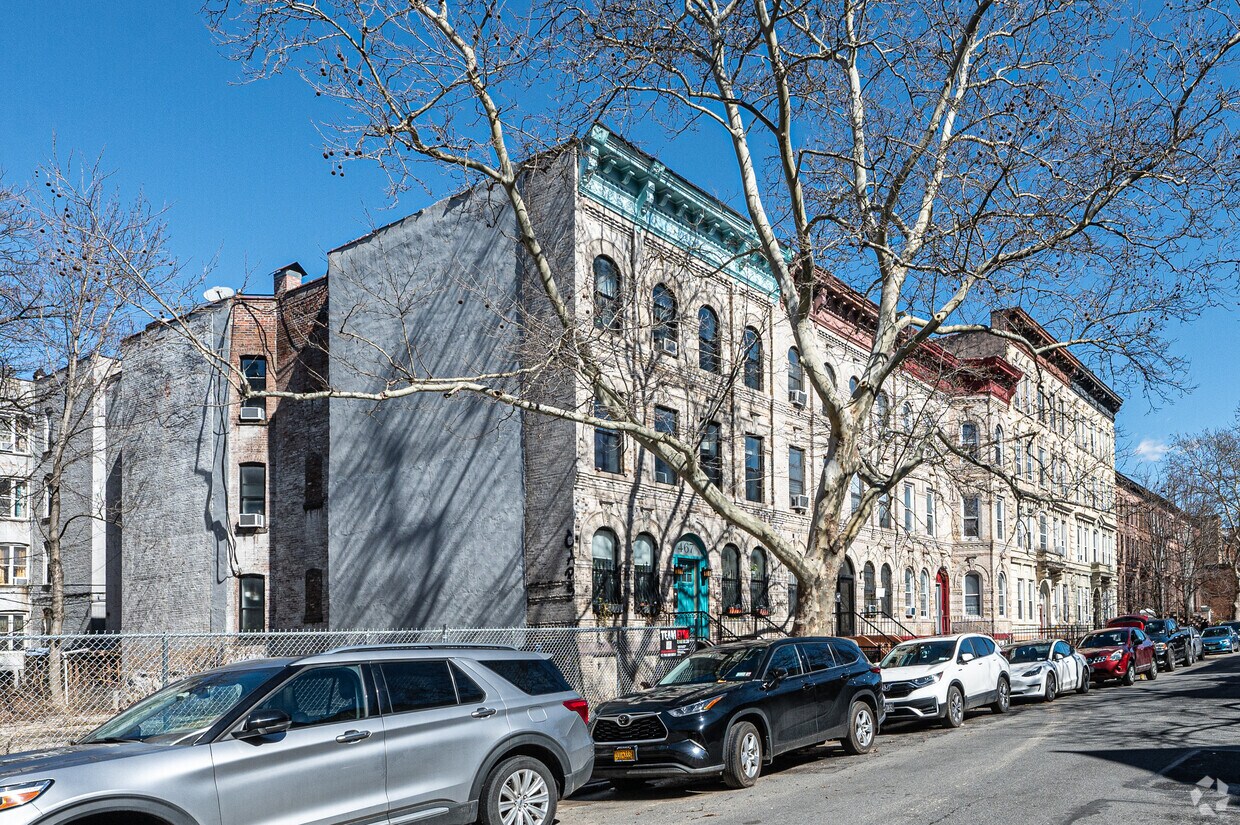 Primary Photo - 467 Hancock St