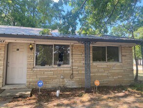 Building Photo - 1801 Fairlane Ave
