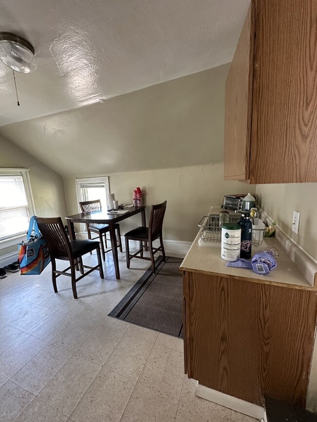 Building Photo - 2 bed 1 bath apartment available June 1st!