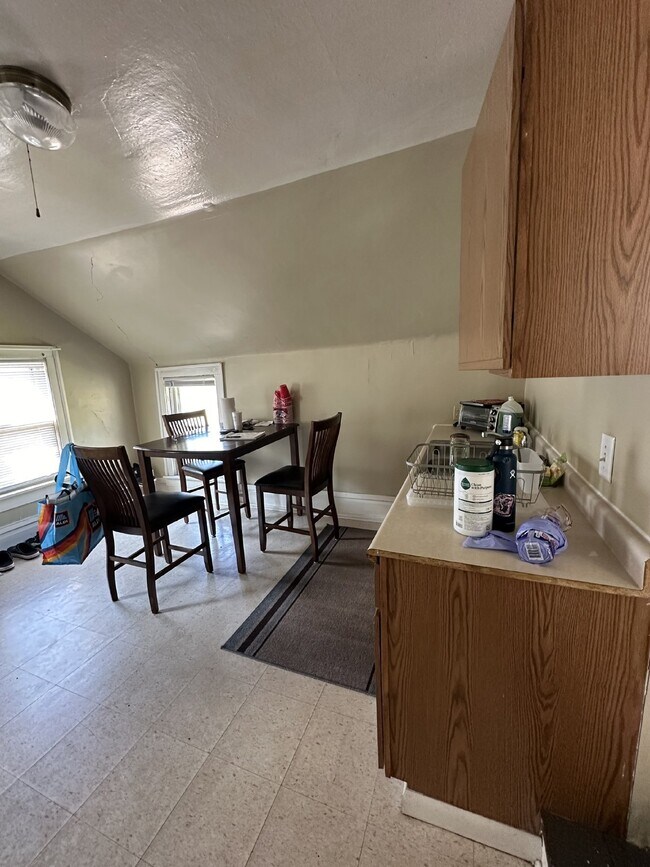 Foto del edificio - 2 bed 1 bath apartment available June 1st!
