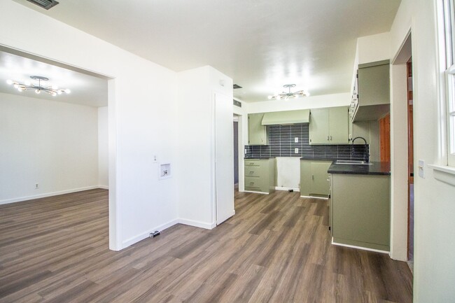 Building Photo - Great 3 bedroom 1.5 Bathroom house conveni...