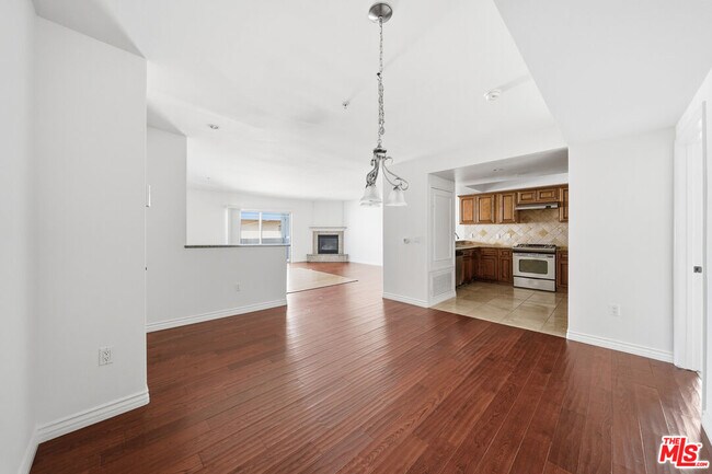 Building Photo - 4733 Elmwood Ave