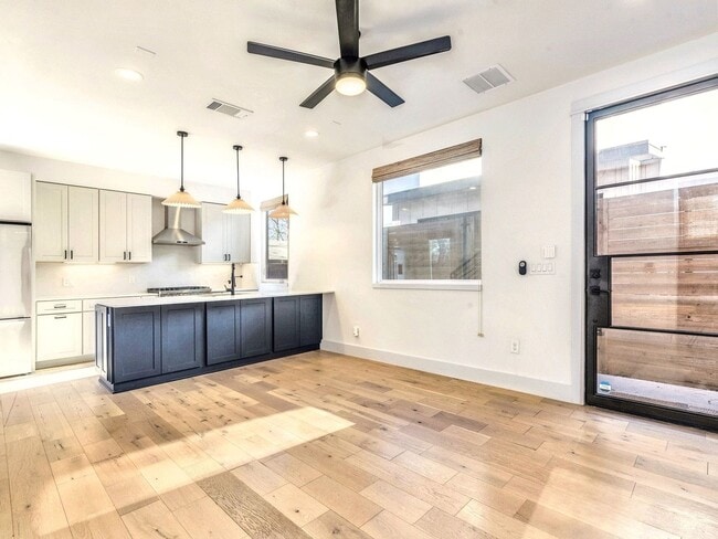 Foto del edificio - Stylish 2-Bedroom Home with Modern Bathrooms & Private Yard