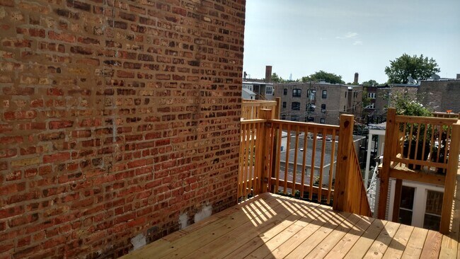 Building Photo - Sun Drenched Quiet Top Floor