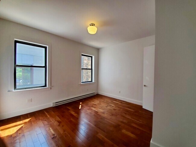 Building Photo - 512 E 117th St