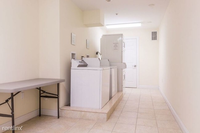 Foto del edificio - 411 Brinkerhoff Ave