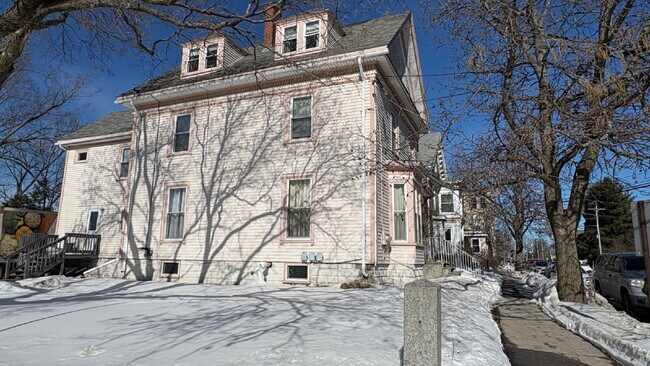 Foto del edificio - Spacious 2 Bed, 1 Bath Apartment – Portland – $2,199/month