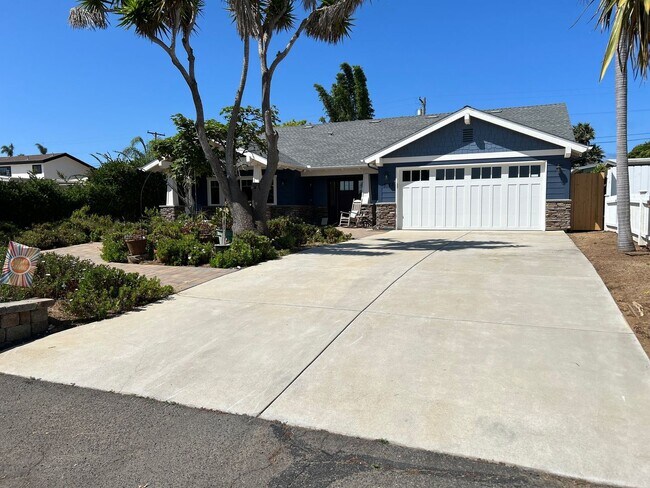 Building Photo - Stunning 3 Bedroom House in Highly Desired...