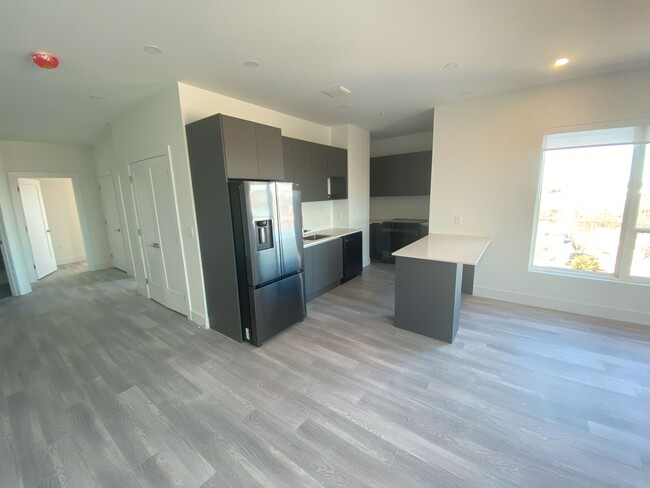 Building Photo - Beautiful New 2 Bed 2 Bath