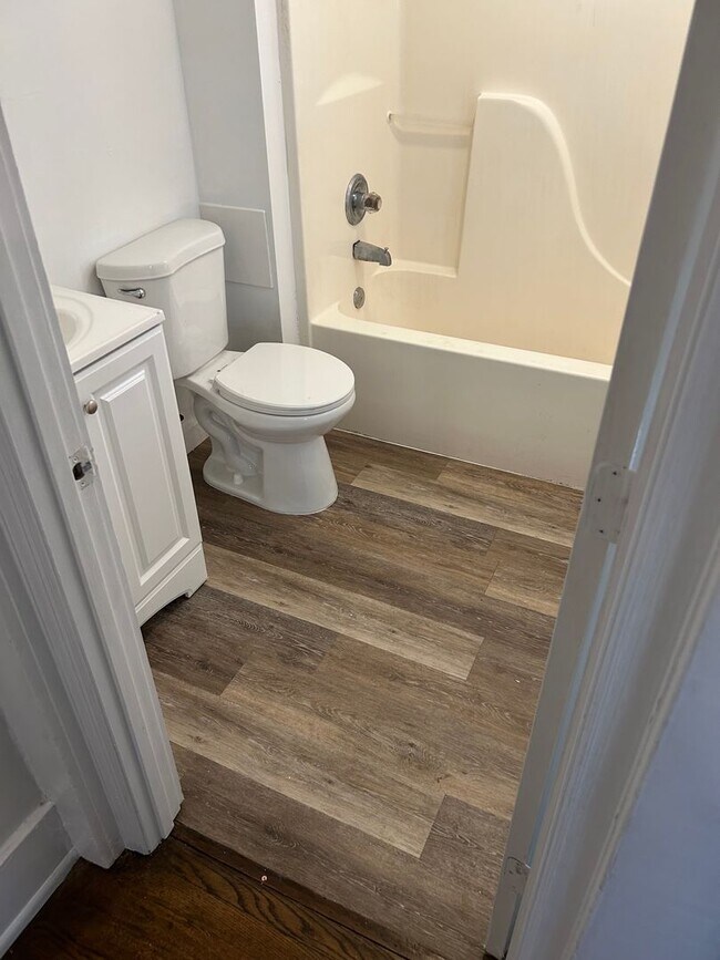 Building Photo - Newly Renovated 4 Bedroom Home / College H...