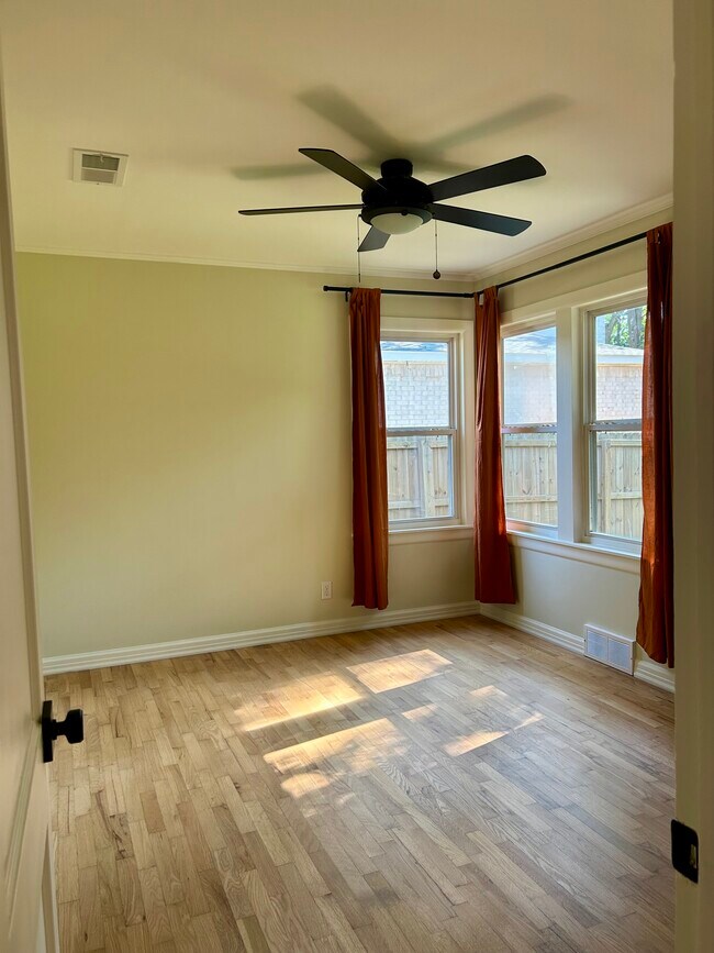 Foto del edificio - 1631 N Garland Ave