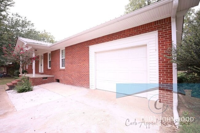 Building Photo - Beautifully renovated 3-bedroom 2 bath hom...