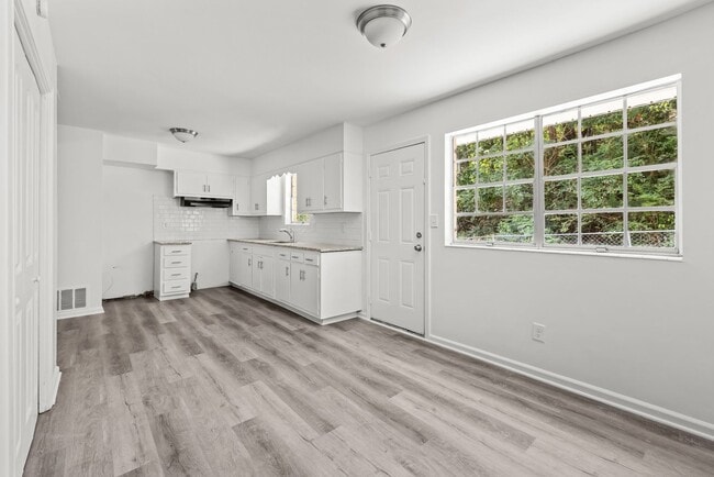 Building Photo - Rare Fully Renovated Center Point Home
