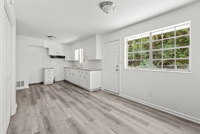 Foto del edificio - Rare Fully Renovated Center Point Home