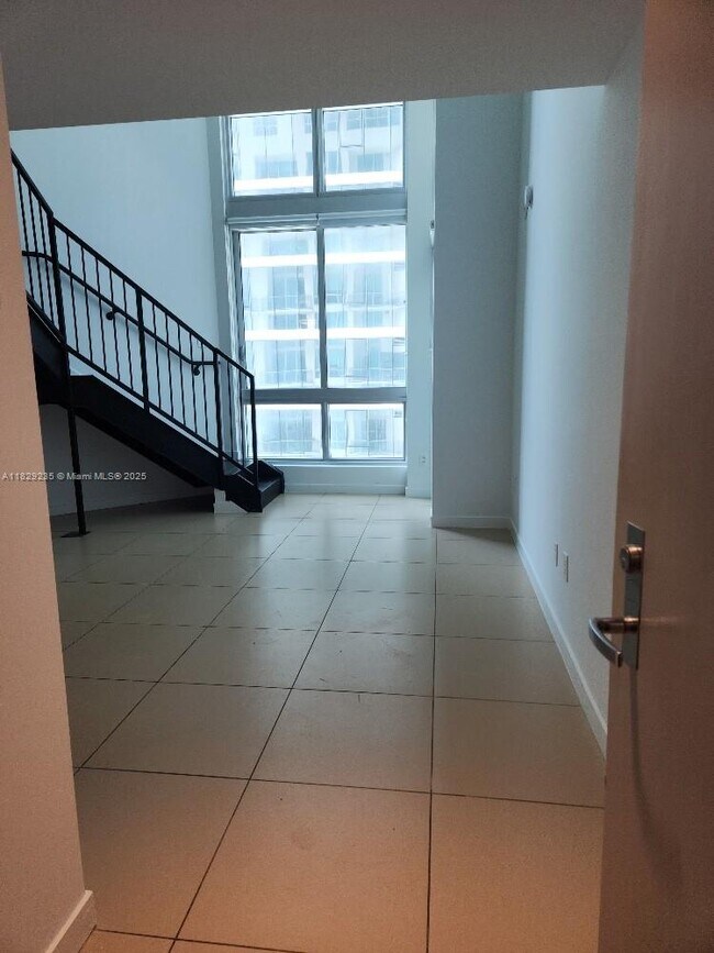 Foto del edificio - 300 S Biscayne Blvd