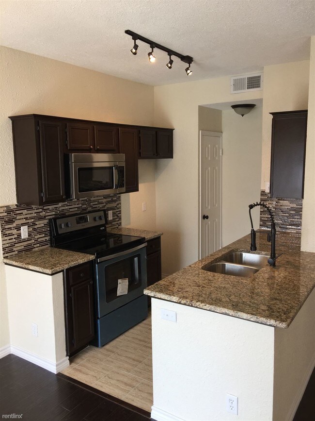 Building Photo - 1 br, 1 bath Condo - 7025 Hemlock Ave Apt 208