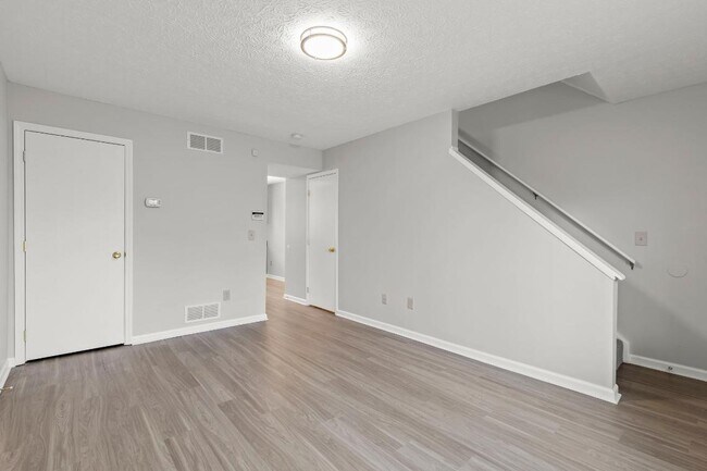 Foto del edificio - 2447 Brady Commons Dr