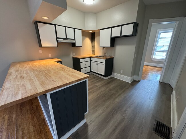 Kitchen - 988 Clinton Ave S