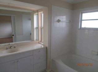 Foto principal - 3561 22nd Ave NE