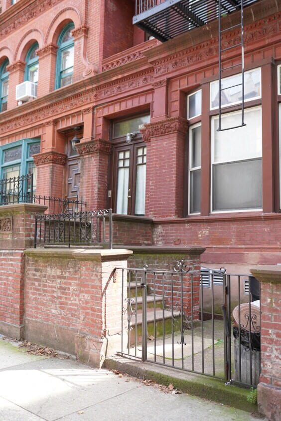 Primary Photo - 236 Hancock St