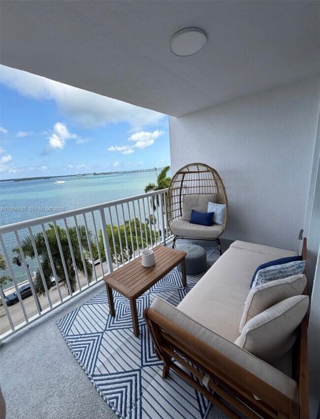 Building Photo - 1420 Brickell Bay Dr