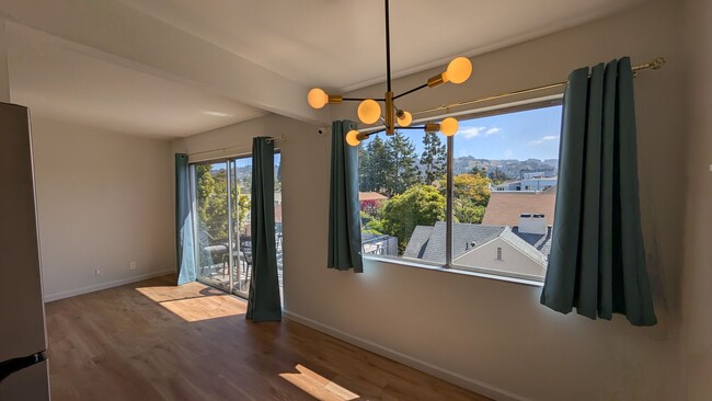 Foto del edificio - Modern Top Floor Condo, Newly Remodeled -U...