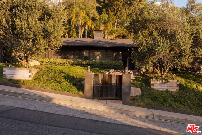 Foto del edificio - 1744 N Doheny Dr