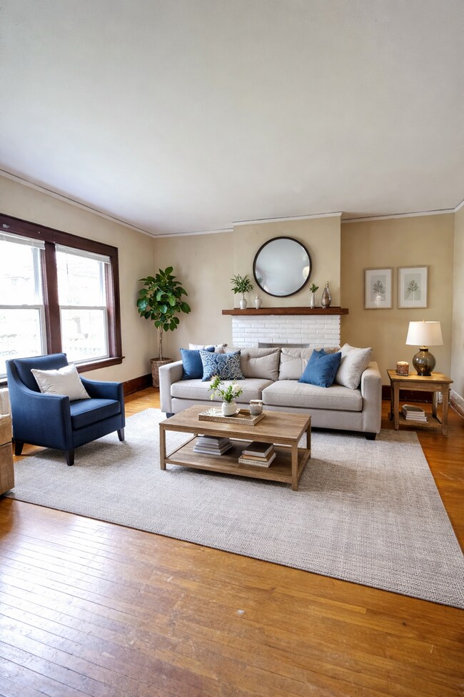 Foto del edificio - AVAILABLE JUNE - 4 Bed 1 Bath Townhome