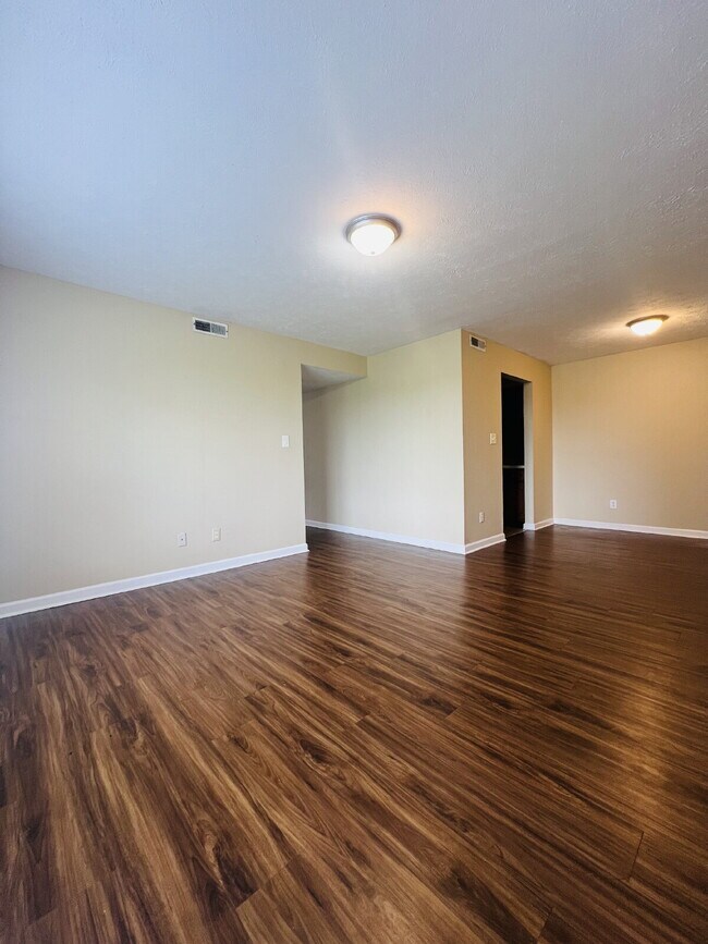 Foto del edificio - "Charming 2-Bedroom Gem in Clarksville – Cozy 965 Sq Ft Retreat!" 3854D Northeast Dr. Clarksville...