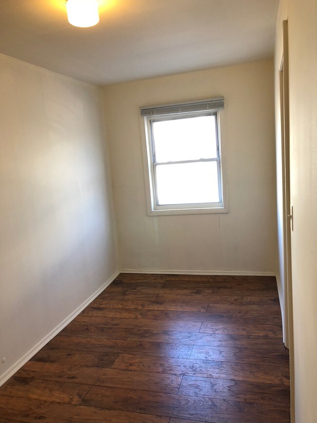 Foto del edificio - 2108 N Western Ave