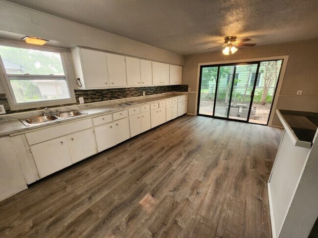 Foto del edificio - 3 Bdr Large Single Family House in a Nice ...