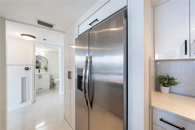 Building Photo - 540 Brickell Key Dr