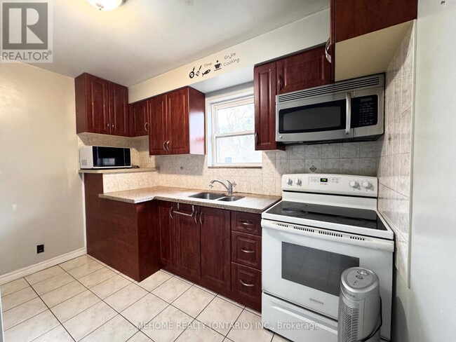 Building Photo - 292 Poyntz Ave