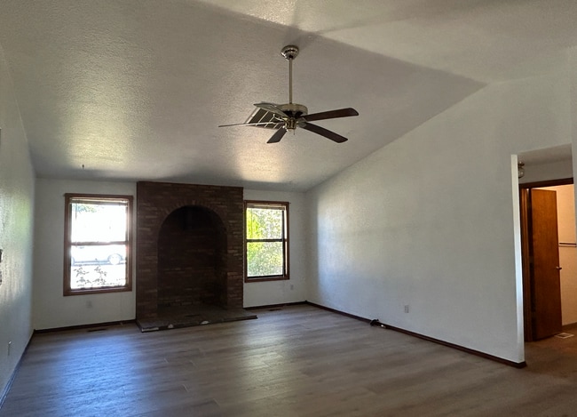 Building Photo - 1033 E Chateau Dr