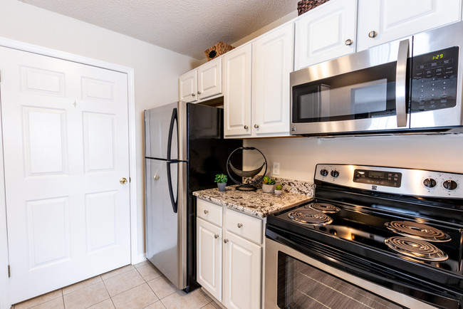 Kitchen with Must-Have Granite Countertops & Stainless Steel Appliances - Autumn Creek Apartments