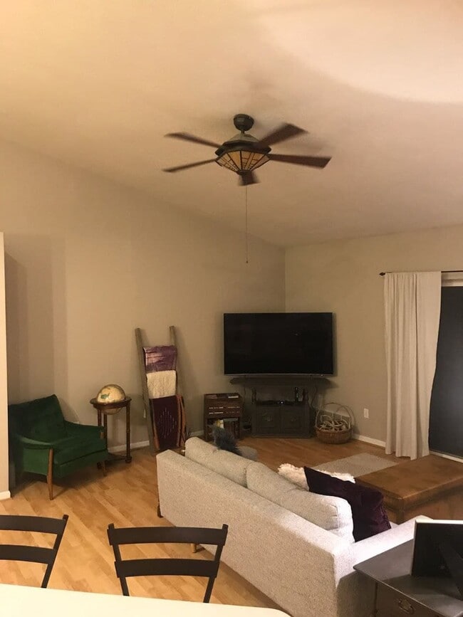 15' vaulted ceilings - 8522 Jasonville Ct SE