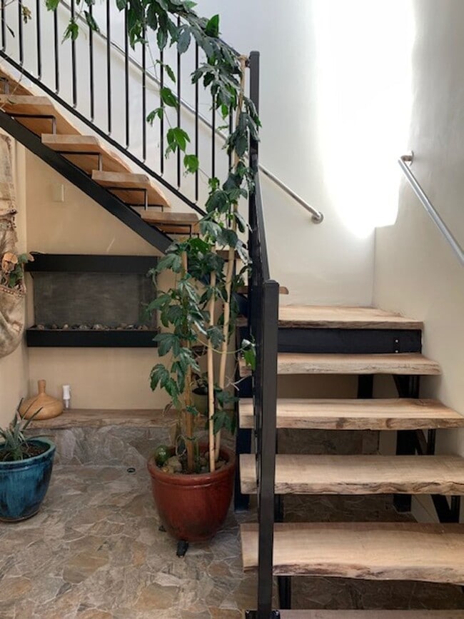 Building Photo - Coastal Living at Its Best | 3 Bed + 2 Bat...