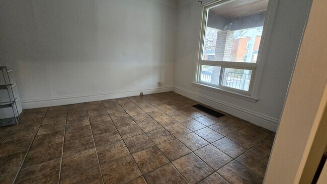 Photo du bâtiment - 30 Arthur Ave S