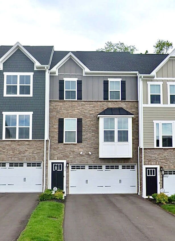 Primary Photo - Canonsburg - 3 Bedroom 2.5 Bathroom Townhome For Rent