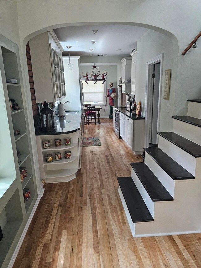 Building Photo - 3bd historic Gem!