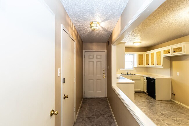 Building Photo - 2 Bedroom 2 Bathroom 1 Car Garage Duplex