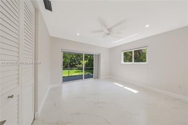 Foto del edificio - 8825 SW 151st St