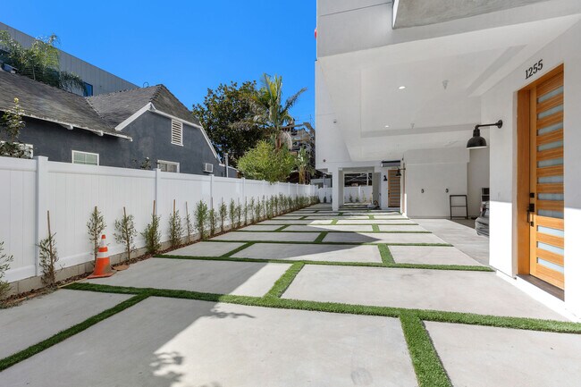 Foto del edificio - 1253 N Gower St