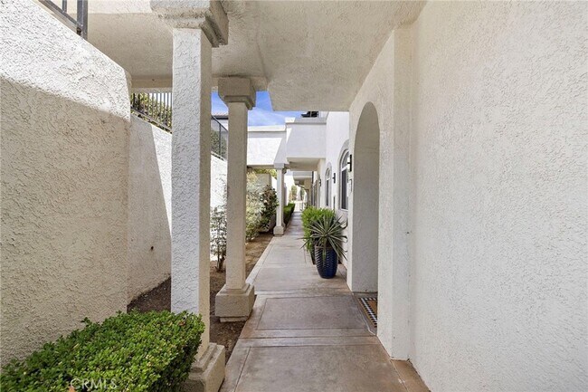 Building Photo - 30902 Club House Dr