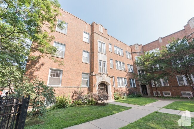 Building Photo - 1825 W Foster Ave