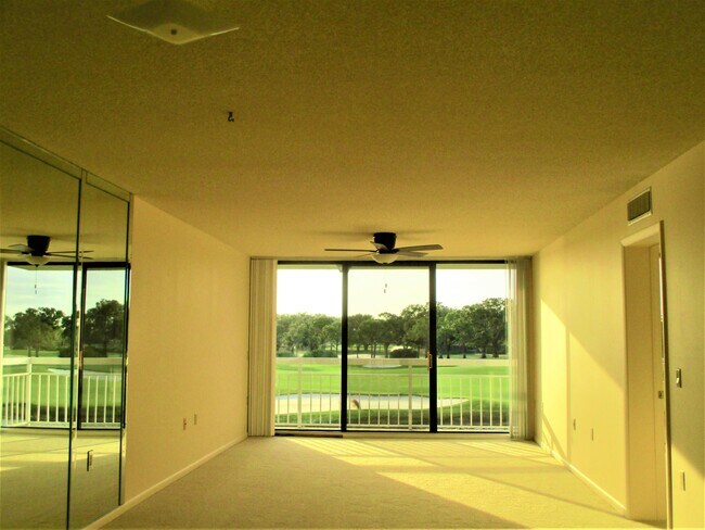 Foto del edificio - 2421 Village Blvd