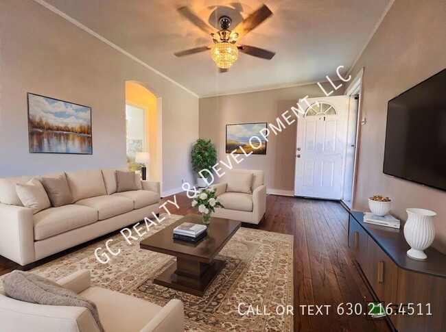 Foto del edificio - *** 4 BDRM - 1.5 BTH / W&D HOOKUPS / HARDW...